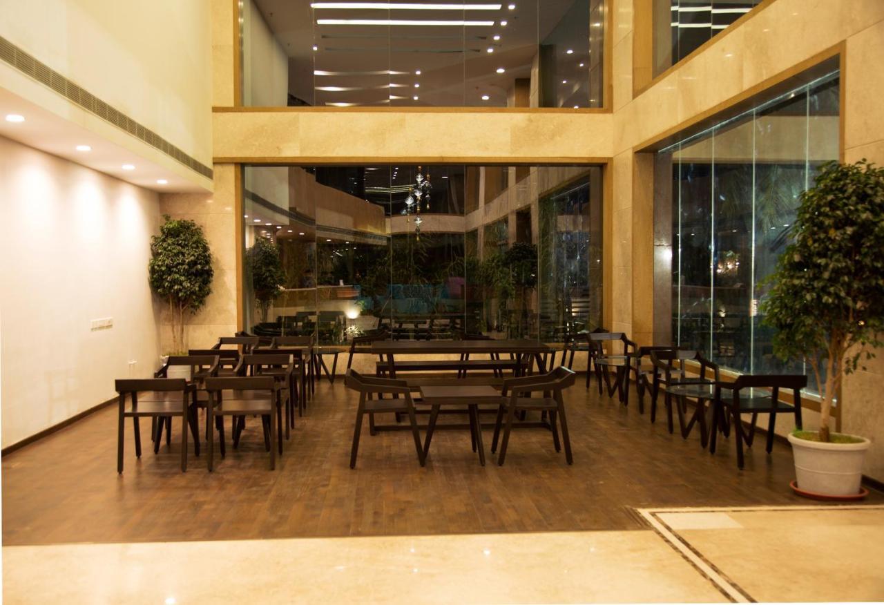 V 7 Hotel Chennai Exterior photo